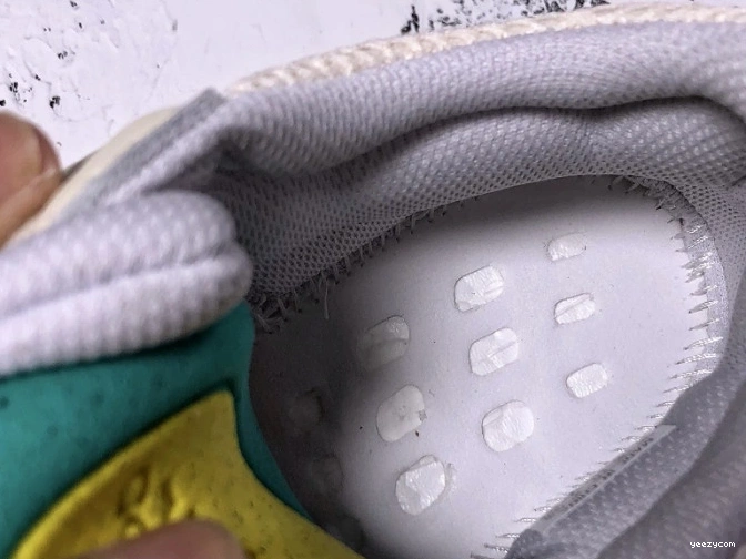 EG7596 Adidas 700 Analog Boost Yeezy 1025